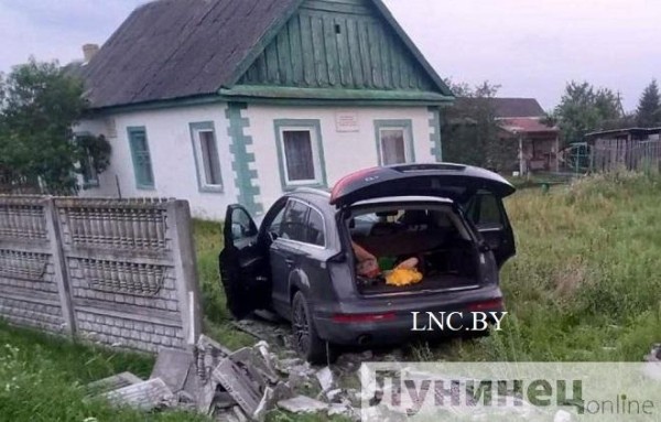 ДТП в Лунинецком районе: такси «встретилось» с Audi Q7 ДТП в Лунинецком районе: такси «встретилось» с Audi Q7
