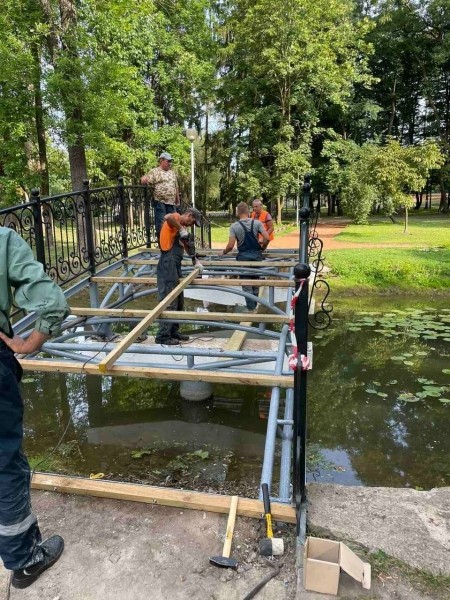 
                Специалисты КУП «Брестское ДЭП» заменили деревянный настил моста в Парке культуры и отдыха!
            