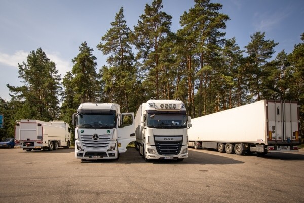 «Наши пожилые водители почти все в разводе». Пообщались с дальнобойщиками на белорусско-литовской границе
