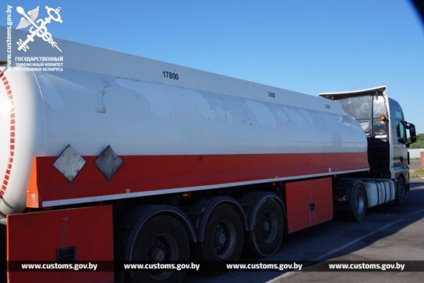 Брестские таможенники пресекли ввоз по заниженной стоимости трех тягачей и прицепа