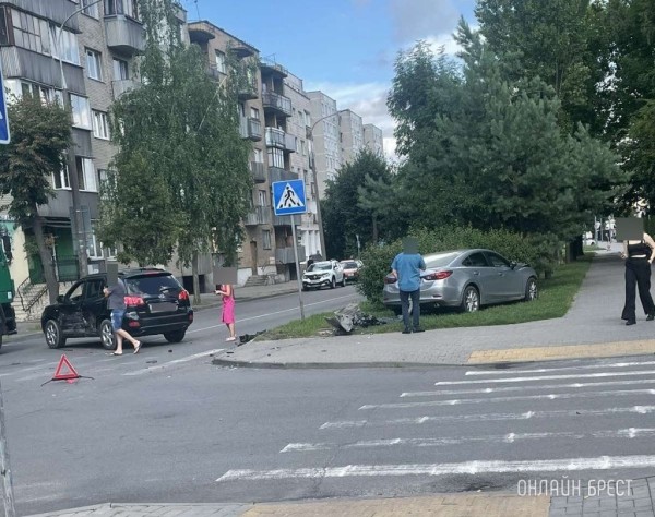 
                Читатель: В Бресте на перекрёстке улиц Пушкинская-Кирова столкнулись автомобили
            