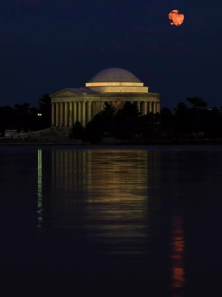 Ночью можно было увидеть осетровую луну. Как она выглядела