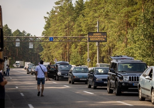 «Наши пожилые водители почти все в разводе». Пообщались с дальнобойщиками на белорусско-литовской границе