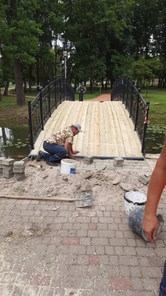 
                Специалисты КУП «Брестское ДЭП» заменили деревянный настил моста в Парке культуры и отдыха!
            