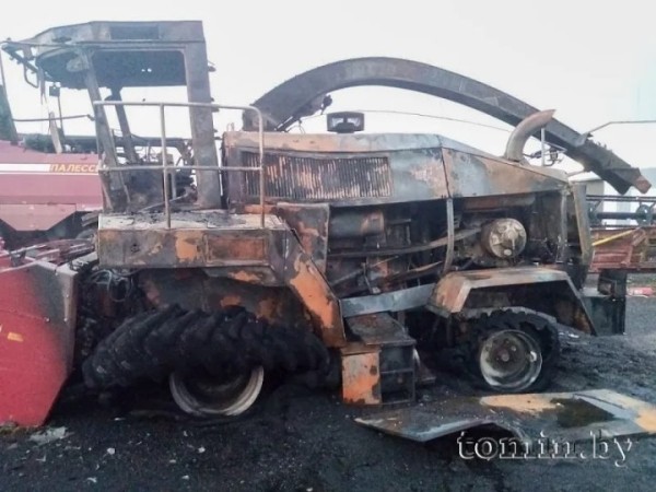 В агрогородке Мухавец под Брестом практически сгорел кормоуборочный комбайн В агрогородке Мухавец под Брестом практически сгорел кормоуборочный комбайн