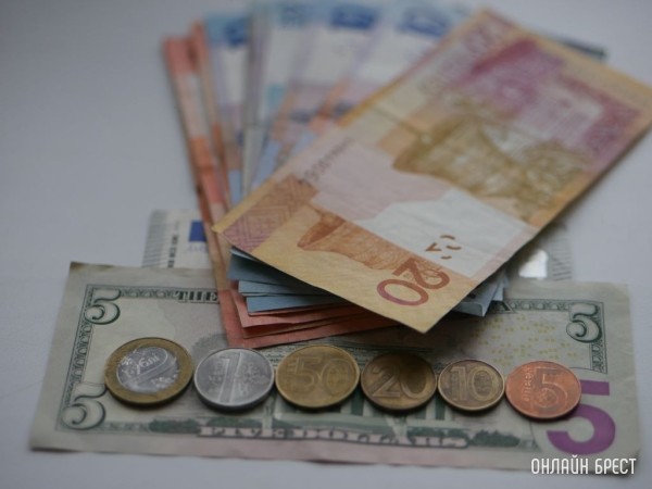 Курс доллара поставил новый рекорд на бирже – более 3,2 рубля