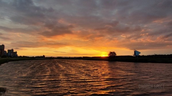 Читатель: Сегодняшний закат в Бресте. Красота!
Читатель: Сегодняшний закат в Бресте. Красота!