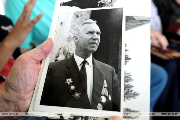 Жизнь достойна блокбастера. Под Пинском установили мемориальную доску борцу за воссоединение Беларуси