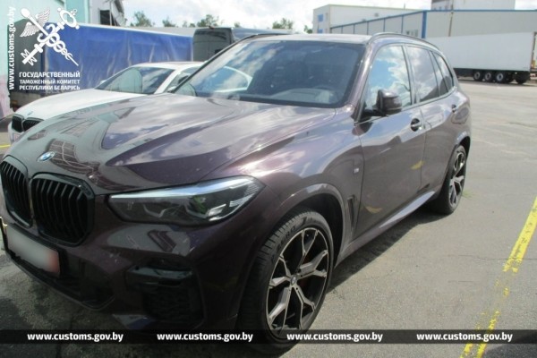 Семь недешевых авто пытались ввезти в Беларусь, занизив стоимость почти в два раза