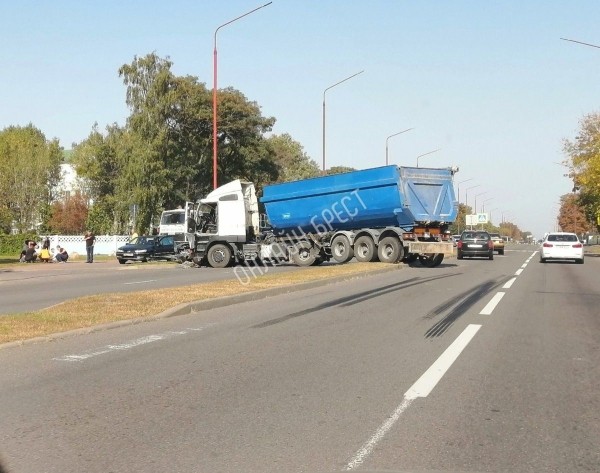Читатель: Жесткое ДТП произошло в Бресте на Рябцева
Читатель: Жесткое ДТП произошло в Бресте на Рябцева
