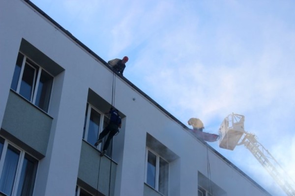 Сотрудники МЧС в Кобрине ликвидировали условный пожар и спасли людей из административного здания