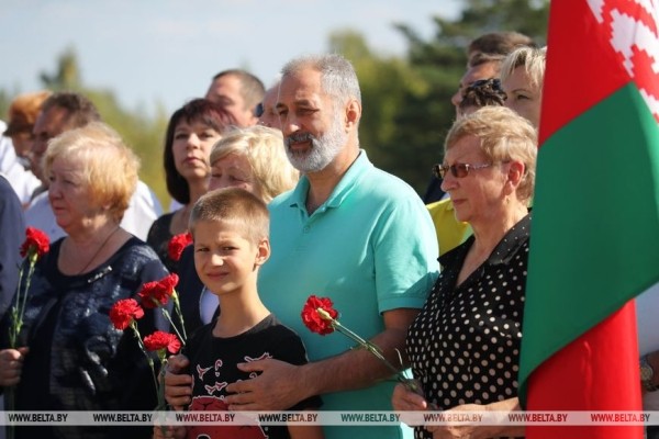 Жизнь достойна блокбастера. Под Пинском установили мемориальную доску борцу за воссоединение Беларуси