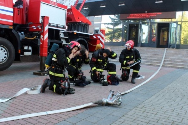 Сотрудники МЧС в Кобрине ликвидировали условный пожар и спасли людей из административного здания