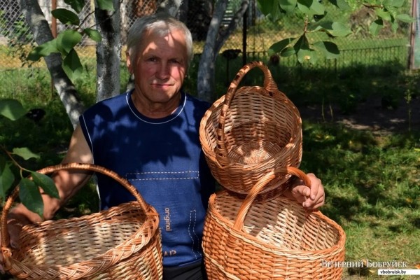 «Лисичек сдавали на 800 рублей, черники – на 1000, корзин продали на 3 тысячи». Как семья подрабатывает на дарах природы «Лисичек сдавали на 800 рублей, черники – на 1000, корзин продали на 3 тысячи». Как семья подрабатывает на дарах природы