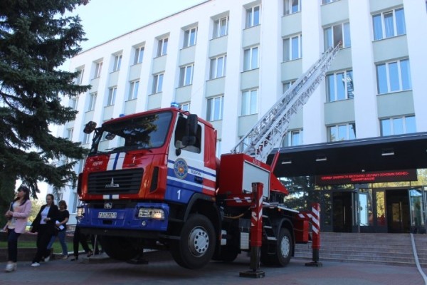 Сотрудники МЧС в Кобрине ликвидировали условный пожар и спасли людей из административного здания