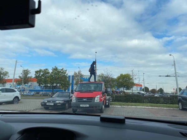 «Становится модным залезать на чужие машины». Девушка забралась на крышу эвакуатора в Минске «Становится модным залезать на чужие машины». Девушка забралась на крышу эвакуатора в Минске