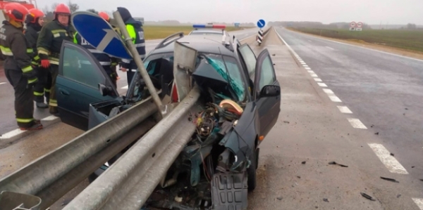 «Это не отбойник, это шампур»: что говорят белорусы о страшной аварии на трассе М6. Другие случаи и как решить проблему?