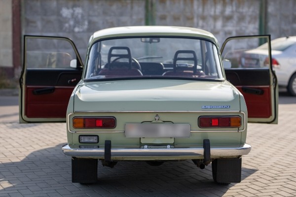 На машине 40 лет, а пробег — 19 тысяч км! Белорус показал 40-летний «Москвич-2140» в идеальном состоянии