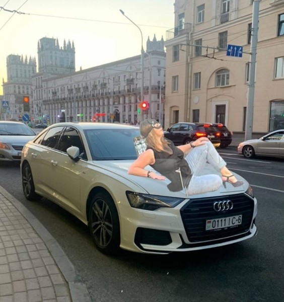 «Женщина-кошка» из Минска стала мемом. В автомобильных пабликах «пожар» «Женщина-кошка» из Минска стала мемом. В автомобильных пабликах «пожар»