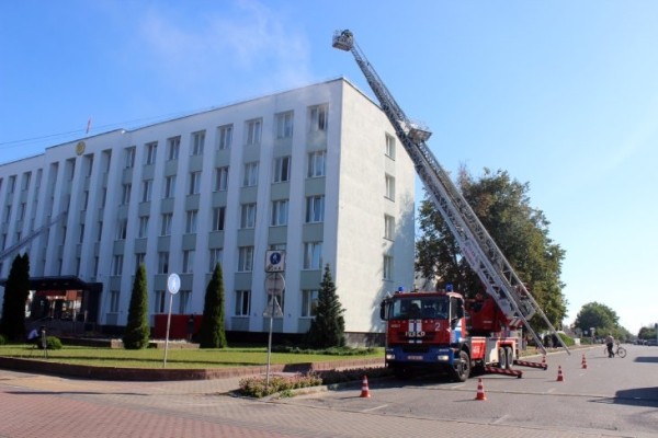 Сотрудники МЧС в Кобрине ликвидировали условный пожар и спасли людей из административного здания