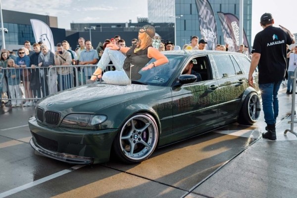 «Женщина-кошка» из Минска стала мемом. В автомобильных пабликах «пожар» «Женщина-кошка» из Минска стала мемом. В автомобильных пабликах «пожар»