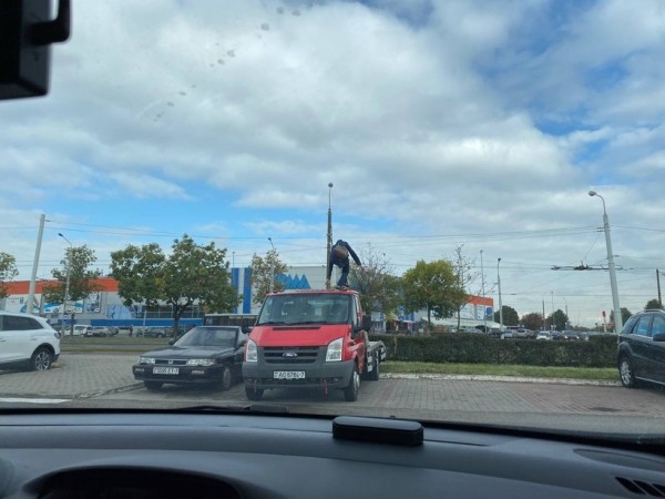 «Становится модным залезать на чужие машины». Девушка забралась на крышу эвакуатора в Минске «Становится модным залезать на чужие машины». Девушка забралась на крышу эвакуатора в Минске