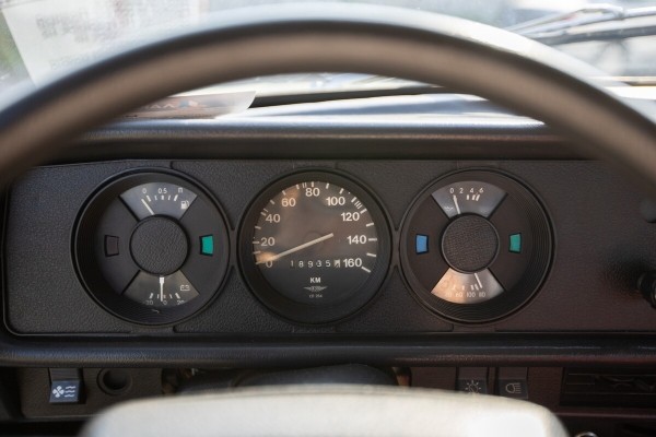 На машине 40 лет, а пробег — 19 тысяч км! Белорус показал 40-летний «Москвич-2140» в идеальном состоянии