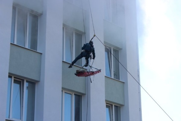 Сотрудники МЧС в Кобрине ликвидировали условный пожар и спасли людей из административного здания