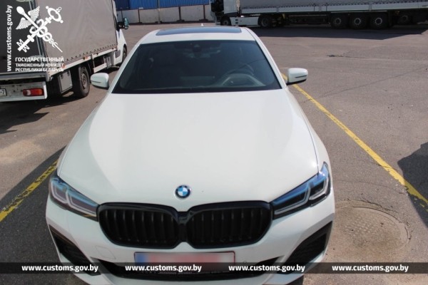 Семь недешевых авто пытались ввезти в Беларусь, занизив стоимость почти в два раза