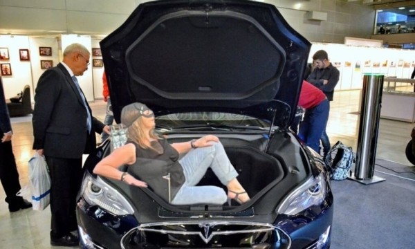 «Женщина-кошка» из Минска стала мемом. В автомобильных пабликах «пожар» «Женщина-кошка» из Минска стала мемом. В автомобильных пабликах «пожар»