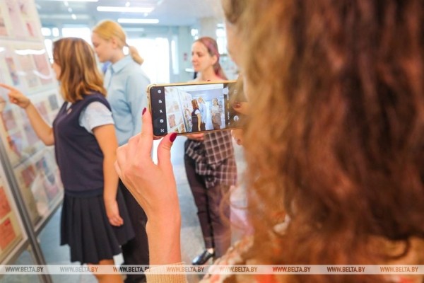 Коллекции из семи стран представлены в Бресте на филателистической выставке для детей и молодежи