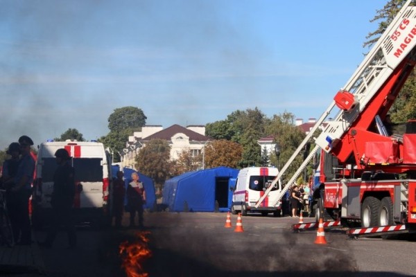 Сотрудники МЧС в Кобрине ликвидировали условный пожар и спасли людей из административного здания