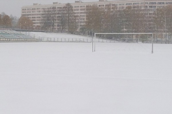 Стадион в Новополоцке перед матчем засыпало снегом — расчистить помогли болельщики