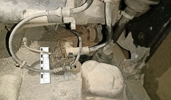 Мужчина из ревности обрезал тормозные шланги в автомобиле «соперника»