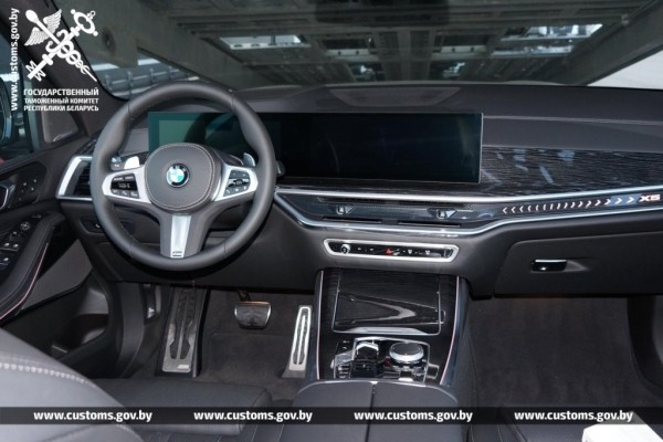 Через границу пытались провезти BMW примерно за 240 000 рублей. Стоимость оказалась занижена