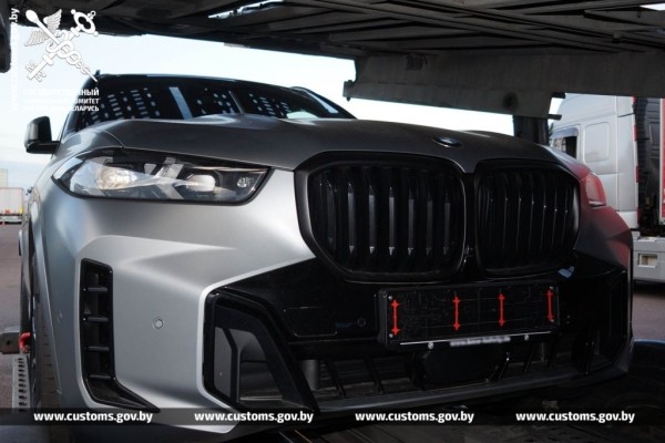 Через границу пытались провезти BMW примерно за 240 000 рублей. Стоимость оказалась занижена