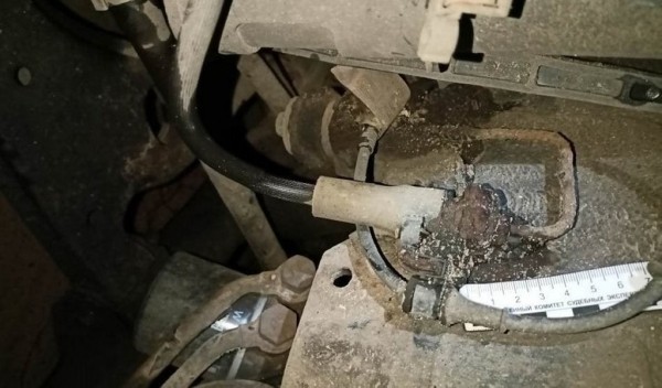 Мужчина из ревности обрезал тормозные шланги в автомобиле «соперника»