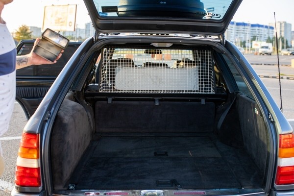 «Для меня она бесценна». Белорус восстановил 31-летний Mercedes-Benz (S124) до идеального состояния «Для меня она бесценна». Белорус восстановил 31-летний Mercedes-Benz (S124) до идеального состояния