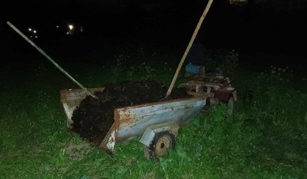 Дедушка перевозил внуков в прицепе к трактору, один из них не удержался и погиб. СК рассказал подробности Дедушка перевозил внуков в прицепе к трактору, один из них не удержался и погиб. СК рассказал подробности