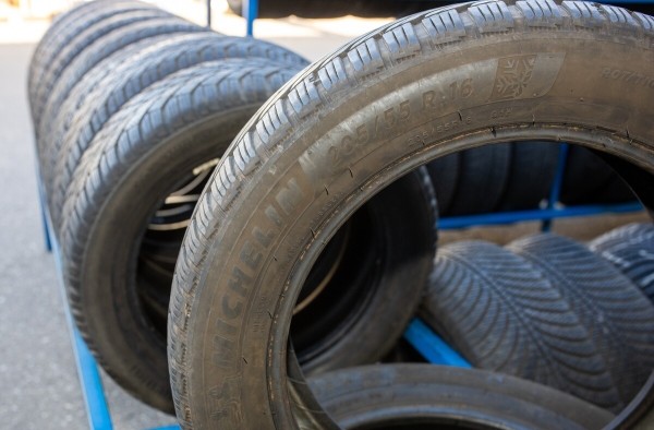 «В Германии они стоят 5 евро». Откровенный разговор с продавцом бэушных шин «В Германии они стоят 5 евро». Откровенный разговор с продавцом бэушных шин