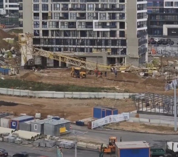 В Минске на стройке рухнул башенный кран В Минске на стройке рухнул башенный кран