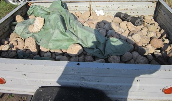 Дедушка перевозил внуков в прицепе к трактору, один из них не удержался и погиб. СК рассказал подробности Дедушка перевозил внуков в прицепе к трактору, один из них не удержался и погиб. СК рассказал подробности