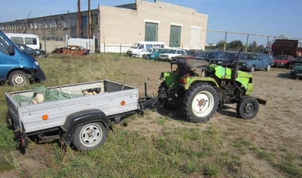Дедушка перевозил внуков в прицепе к трактору, один из них не удержался и погиб. СК рассказал подробности Дедушка перевозил внуков в прицепе к трактору, один из них не удержался и погиб. СК рассказал подробности