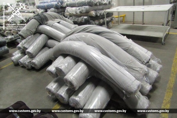 Польский перевозчик пытался незаконное ввезти партию тканей и полотен стоимостью свыше 72 тыс. рублей Польский перевозчик пытался незаконное ввезти партию тканей и полотен стоимостью свыше 72 тыс. рублей