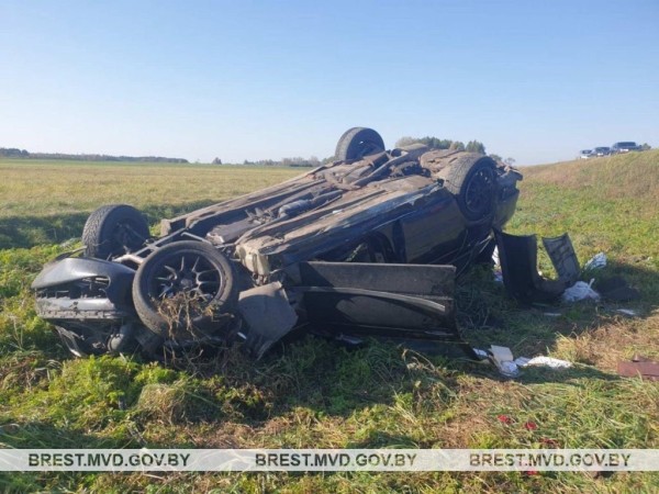 В Пинском районе автомобиль оказался на крыше. Что стало причиной?