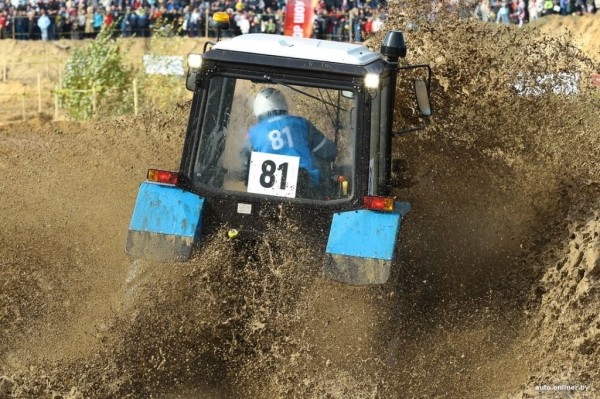 Такого вы еще не видели! Под Минском прошли гонки на тракторах