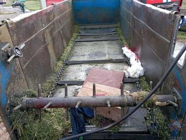В полоцком районе спасатели достали молодого человека, зажатого в кормораздаточном прицепе. Видео и фото В полоцком районе спасатели достали молодого человека, зажатого в кормораздаточном прицепе. Видео и фото