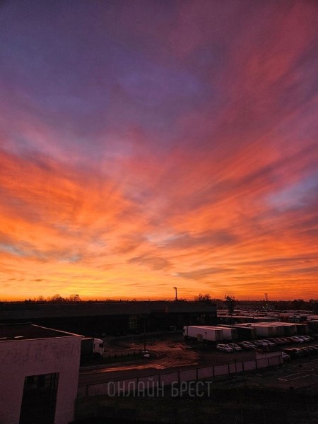 
                Читательница: Вау! Посмотрите, какой огненный рассвет был сегодня в Бресте
            