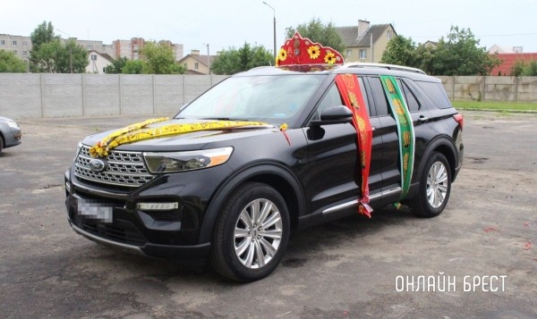 
                Читатель: Посмотрите, как украшают молодожены из Туркменистана автомобили на свадьбу. Ярко и оригинально, правда? Фото сделаны в Бресте
            