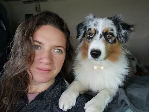 «Да хоть с крокодилом! Главное, чтобы в кабине было чисто!» Белоруска ушла в дальнобой и ездит... с собакой